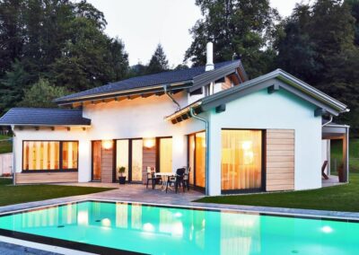 kompaktes Einfamilienhaus aus Holz mit Pool